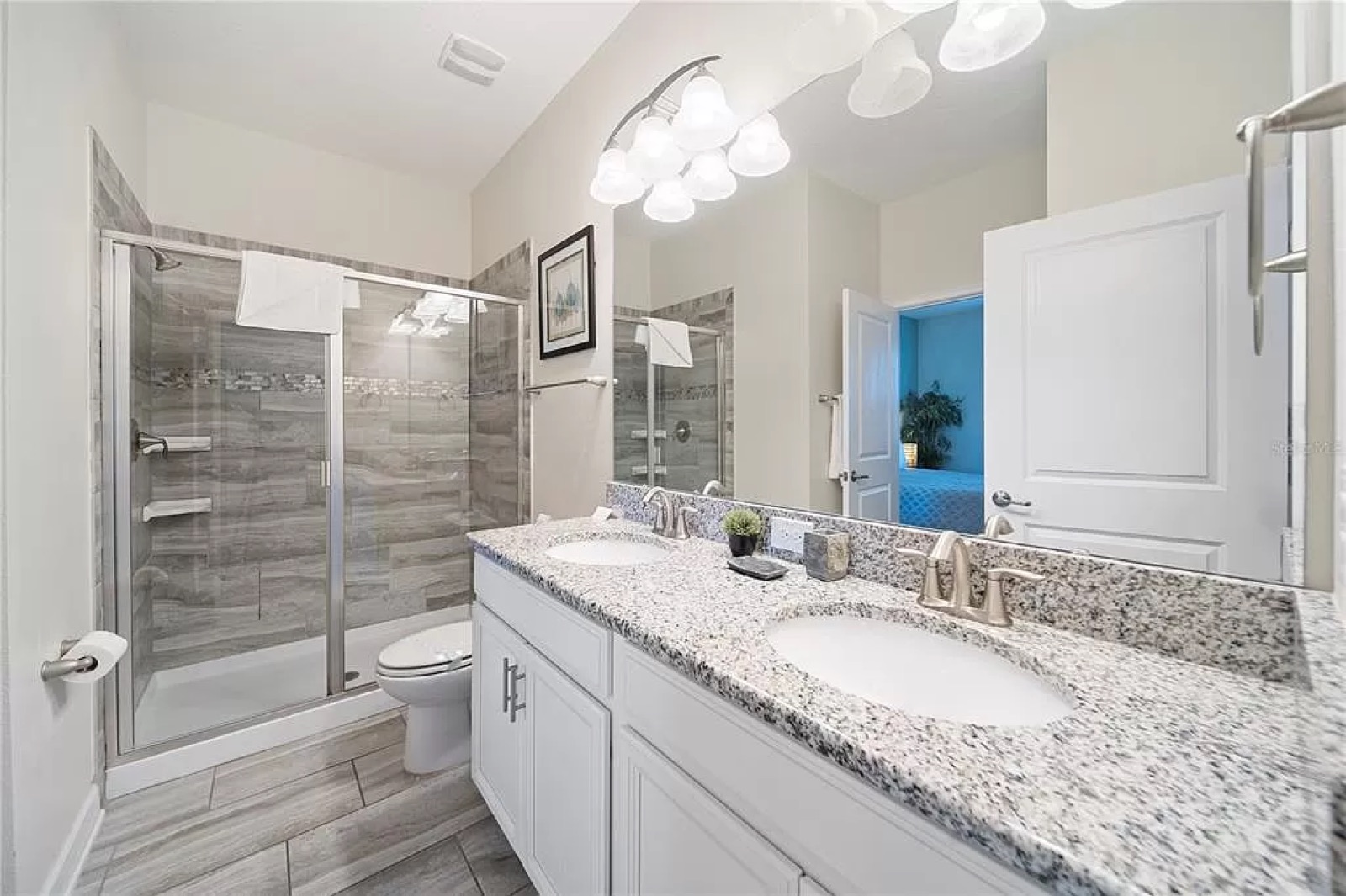 Guest en-suite bathroom with double vanity