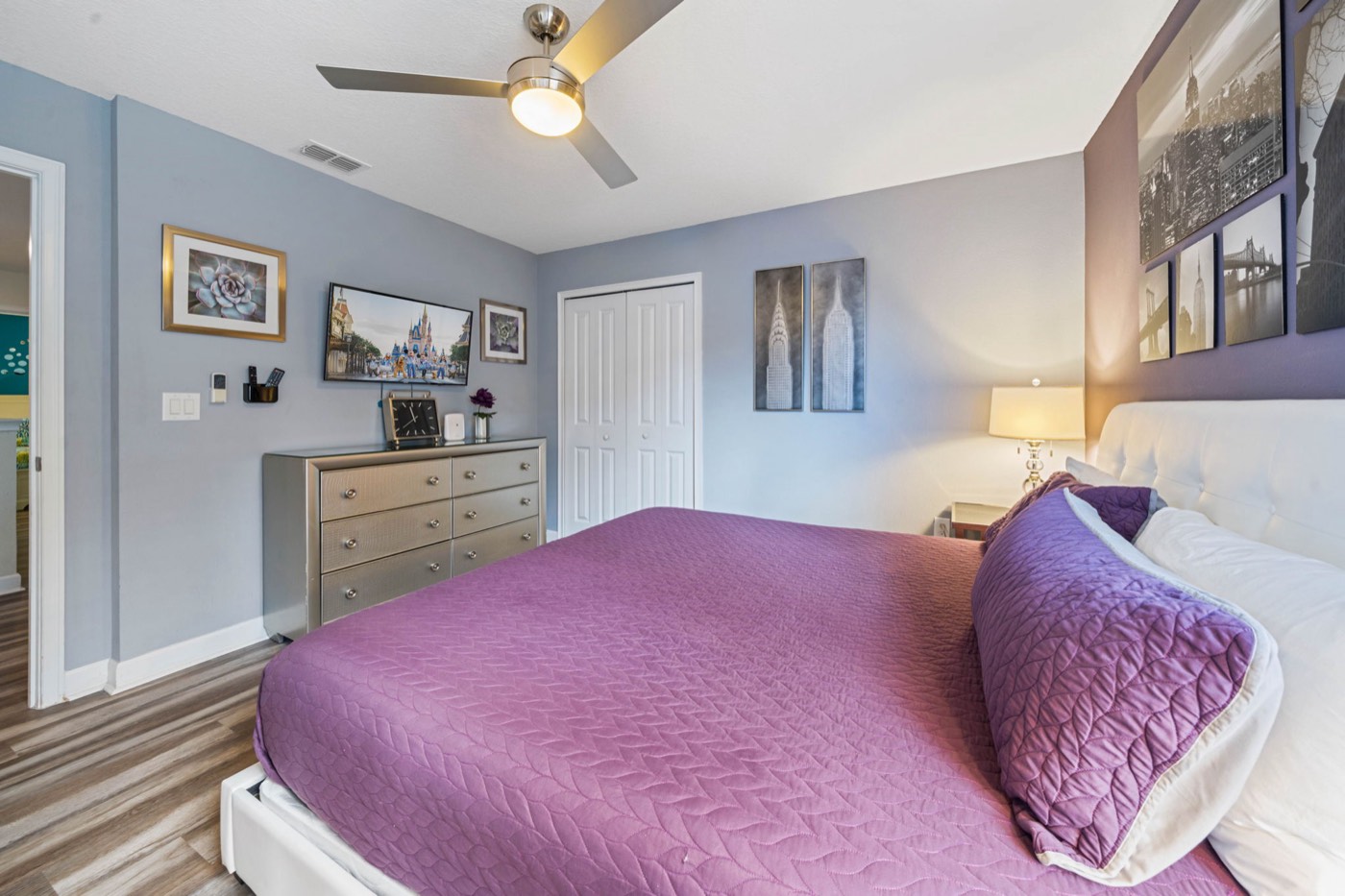 New York skyline themed bedroom